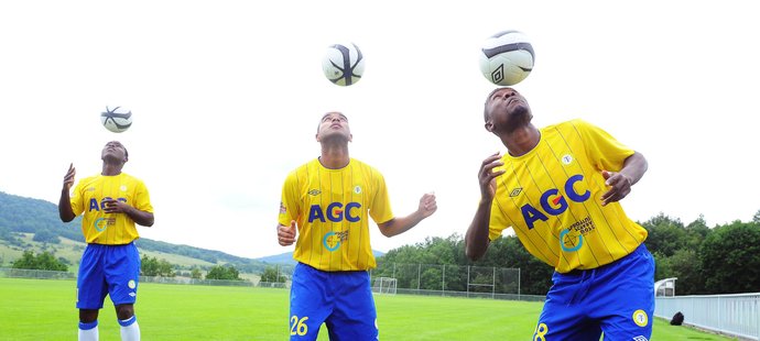 Tři afričtí fotbalisté v dresu Teplic: (zleva) Eugene Salami, Nivaldo a Franci Litsingi