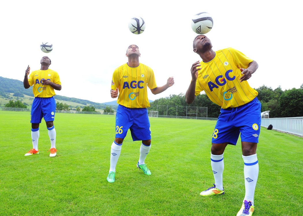 Tři afričtí fotbalisté v dresu Teplic: (zleva) Eugene Salami, Nivaldo a Franci Litsingi