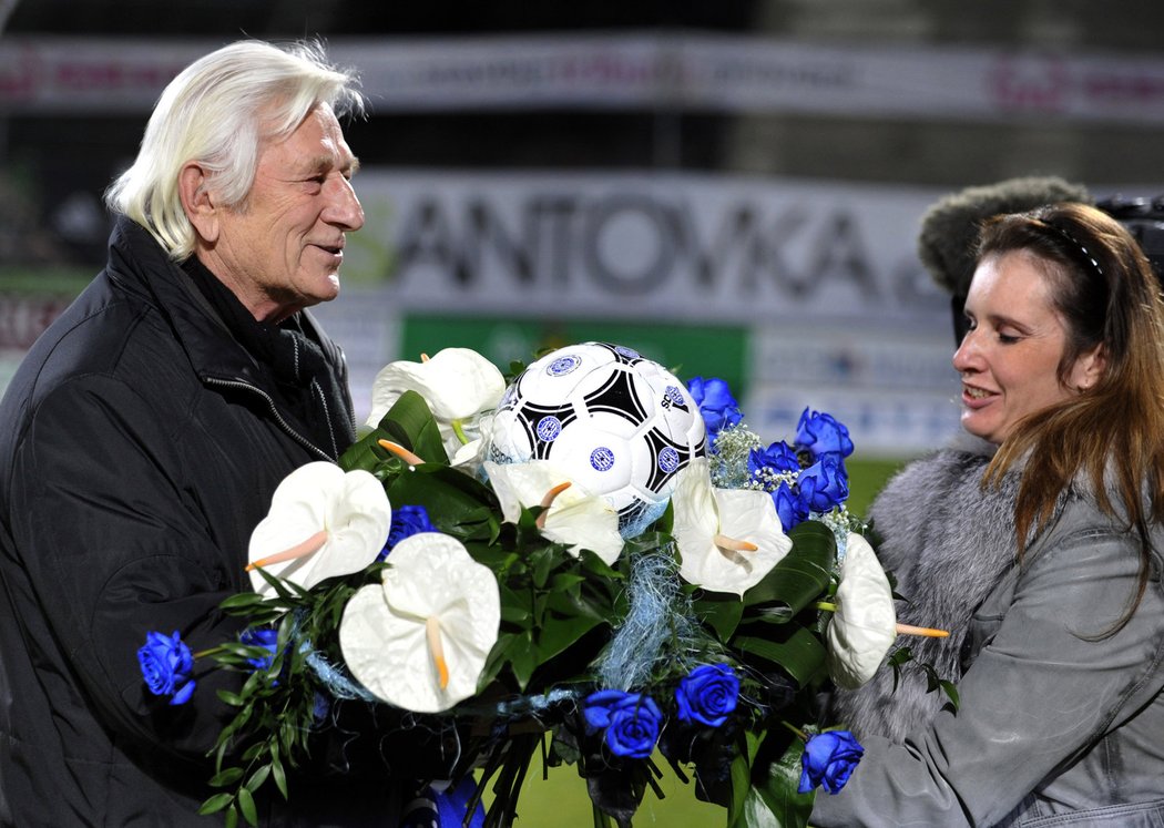 Před začátkem zápasu obdržel bývalý reprezentační trenér Karel Brückner gratulace k 70. narozeninám
