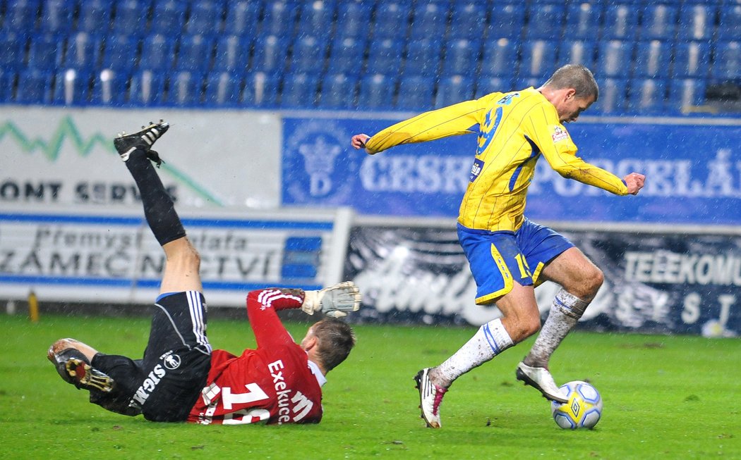 Teplický Jakub Mareš obchází olomouckého brankáře Petra Drobisze