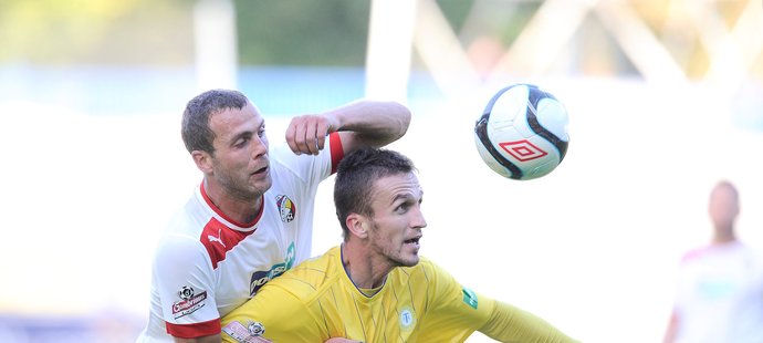 Roman Adamov z Plzně se snaží prodrat k míči v ligovém zápase v Teplicích. V cestě mu brání Ján Chovanec.