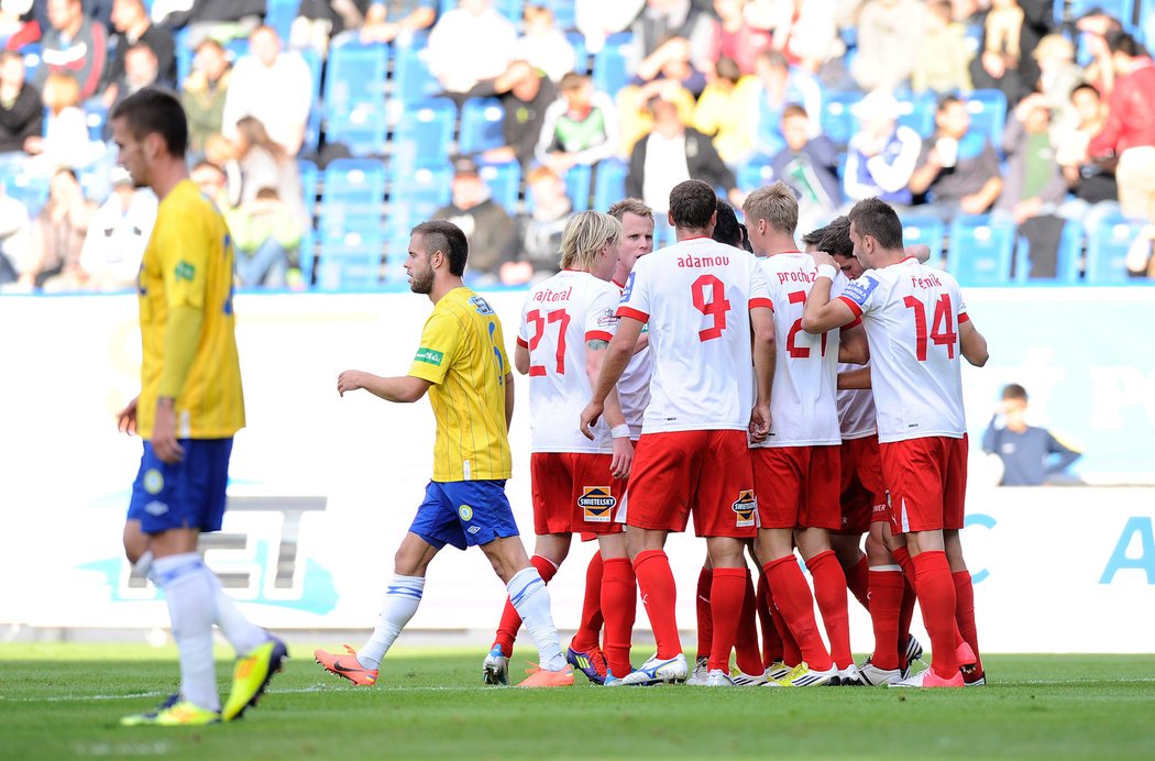 Hráči Plzně se radují po trefě Michala Ďuriše z vyrovnání v Teplicích. Ligový zápas skončil nerozhodně 1:1.