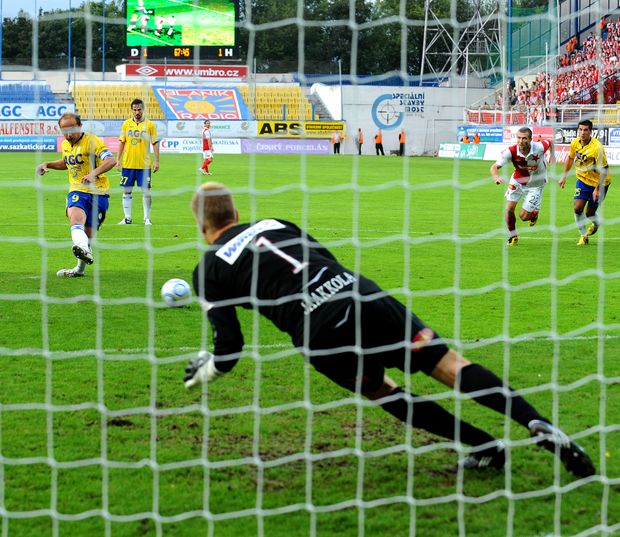 Veterán Verbíř s přehledem proměňuje penaltu Veterán Verbíř s přehledem proměňuje penaltu
