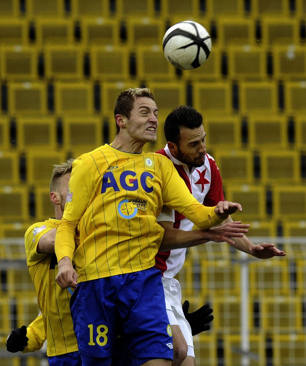 V popředí hlavičkující teplický David Jablonský a za ním Jan Vošahlík ze Slavie Praha, střelec úvodní branky zápasu. Utkání v Teplicích nakonec skončilo 1:1