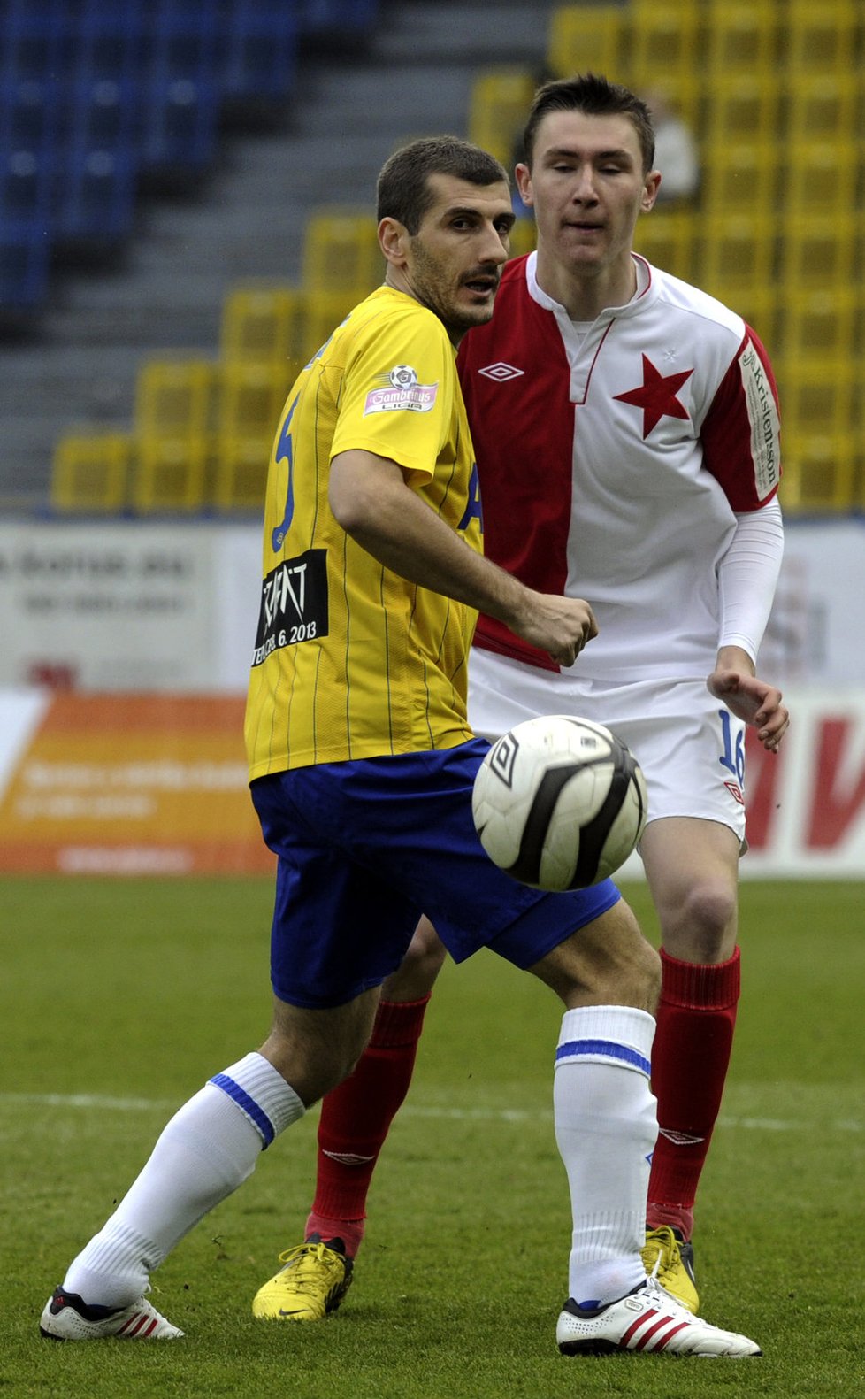 Teplický Admir Ljevakovič a Jaromír Zmrhal ze Slavie Praha. Utkání 21. kola Gambrinus ligy skončilo nerozhodně 1:1.