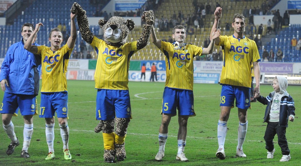 Radost Teplic - zprava Došek se synem Dominikem, Ljevakovič, maskot a Vondrášek