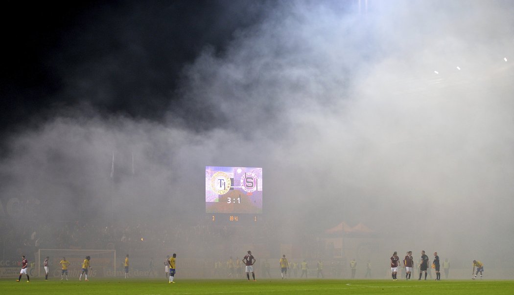 Závěr zápasu Teplice - Sparta se ztratil v mlze z dýmovnic fanoušků Sparty