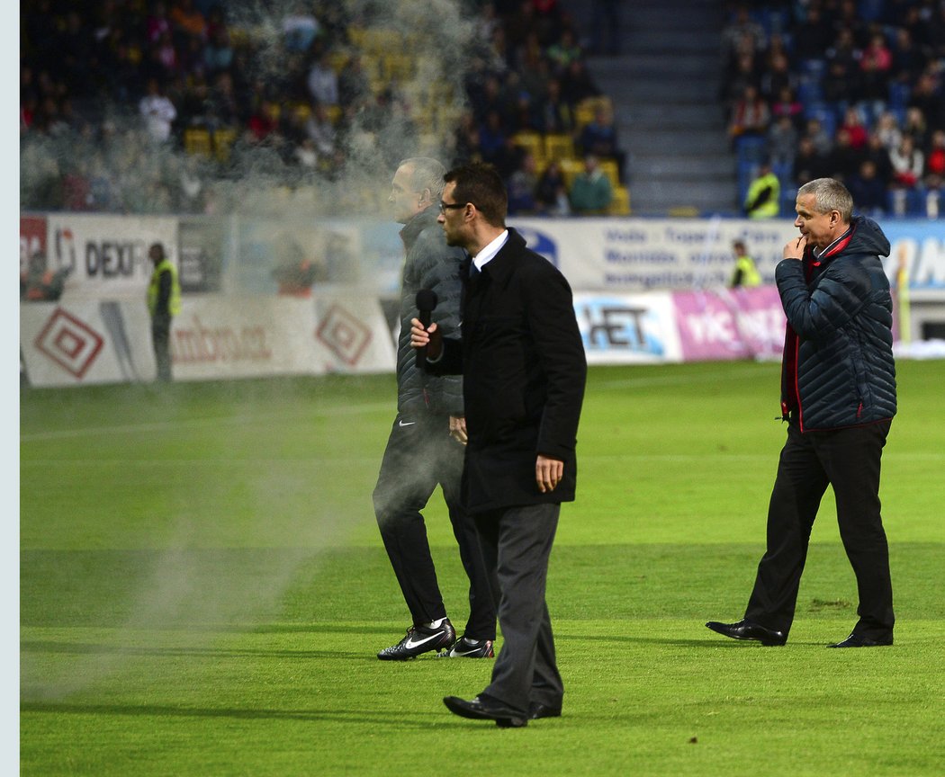 Směrem k Vítězslavu Lavičkovi a tiskovém mluvčímu Kasíkovi přiletěla z jejich vlastního kotle dýmovnice