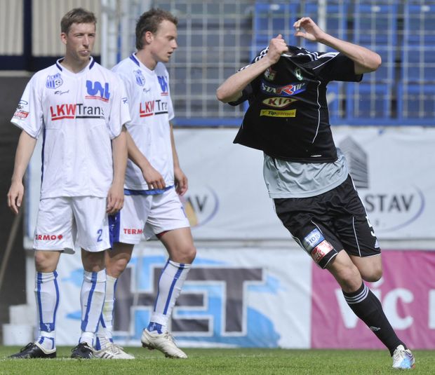 Marius Papšys svléká dres po svém gólu do sítě Ústí nad Labem Marius Papšys svléká dres po svém gólu do sítě Ústí nad Labem