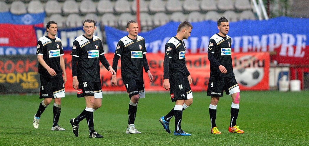 Fotbalisté Plzně zklamaně odcházejí ze hřiště po remíze 0:0 na Žižkově