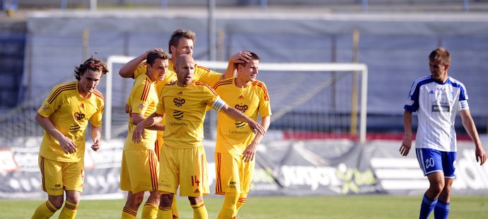 Dukla slaví, Znojmo smutní. Pražané vyhráli v posledním kole Gambrinus ligy nad nováčkem 2:0 a poslali jej do nižší soutěže