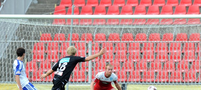 Slávista Štěpán Koreš střílí gól do sítě Znojma v utkání Gambrinus ligy