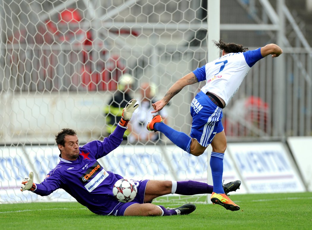 Gólman Slavie Radek Černý hasí šanci v utkání se Znojmem