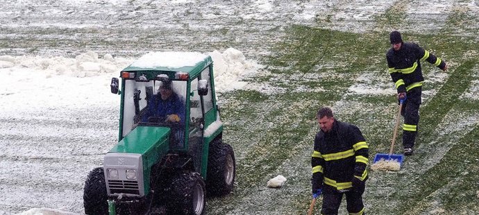 Kvůli sněhové nadílce se musely zrušit dostihy v Chuchli