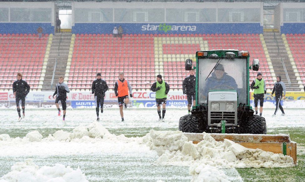 Ještě při rozcvičování hráčů v Příbrami pořádně sněžilo a nebylo jisté, zda se bude moct hrát