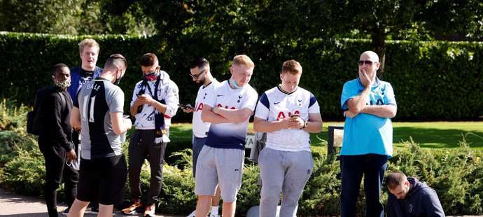 Garetha Balea sledují fanoušci i média během návratu do Anglie na každém kroku