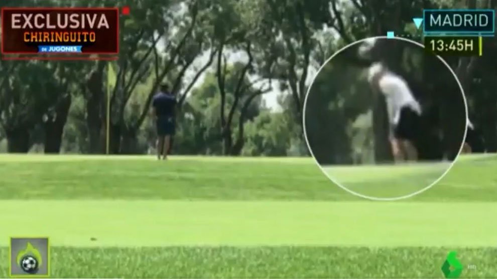 Gareth Bale je na golfu, zatímco jeho spoluhráči se chystají na Ligu mistrů