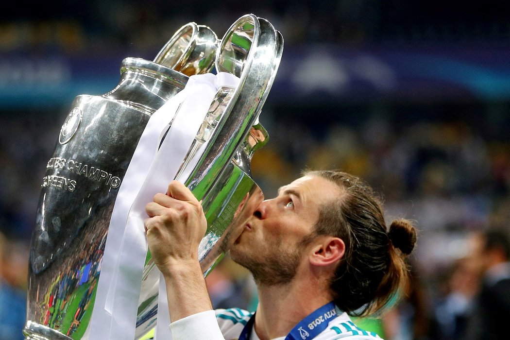 Gareth Bale líbá trofej pro vítěze Ligy mistrů