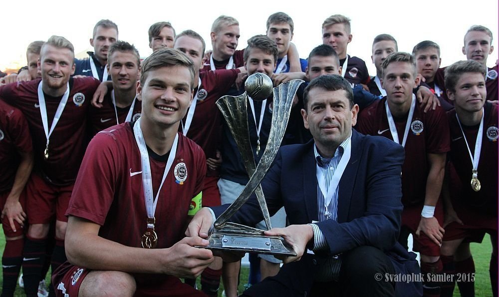 Tým Sparty s trofejí pro vítěze turnaje.