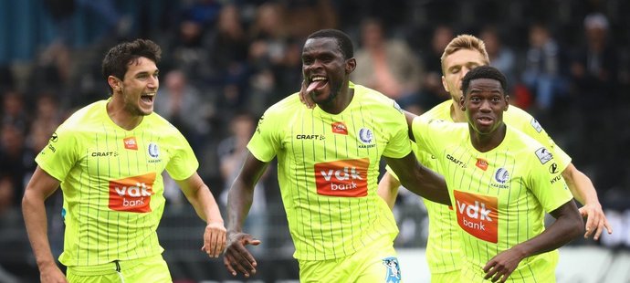 Bývalý fotbalista Slavie Michael Ngadeu se raduje se svými spoluhráči z Gentu z gólu, který vstřelil proti Charleroi