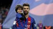 Obránce Barcelony Gerard Piqué se synem Milanem, kterého má se zpěvačkou Shakirou.