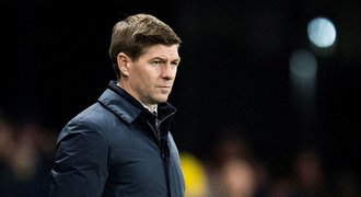 Gerrard měl opustit Rangers bez rozloučení. Fanoušci spílají: Jsi had!