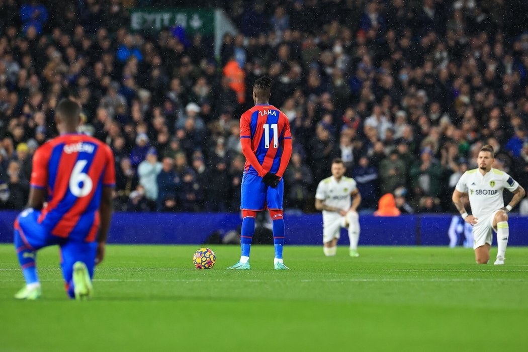 Až na výjimky (na fotce Wilfried Zaha) se v Premier League v minulé sezoně klečelo před každým zápasem