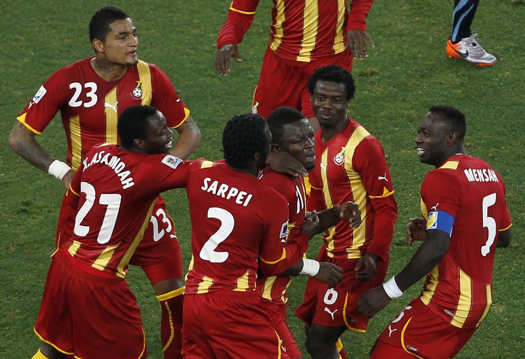 Fotbalisté Ghany oslavují úvodní branku.