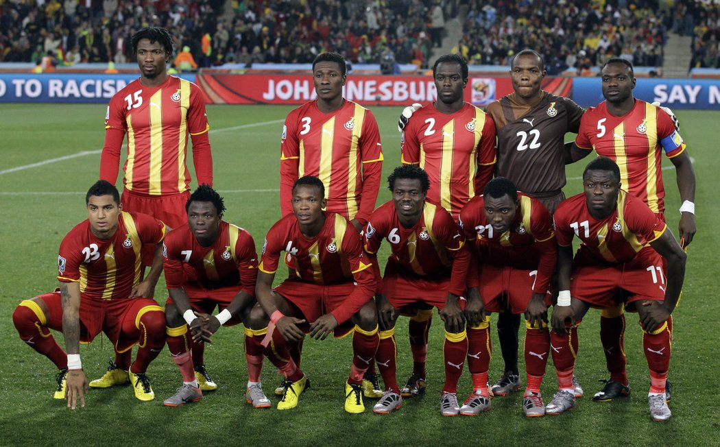Fotbalisté Ghany před úvodním hvizdem.