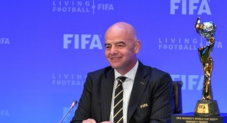 Šéf FIFA věří, že i přes odpor prosadí MS po dvou letech: Fotbal to potřebuje