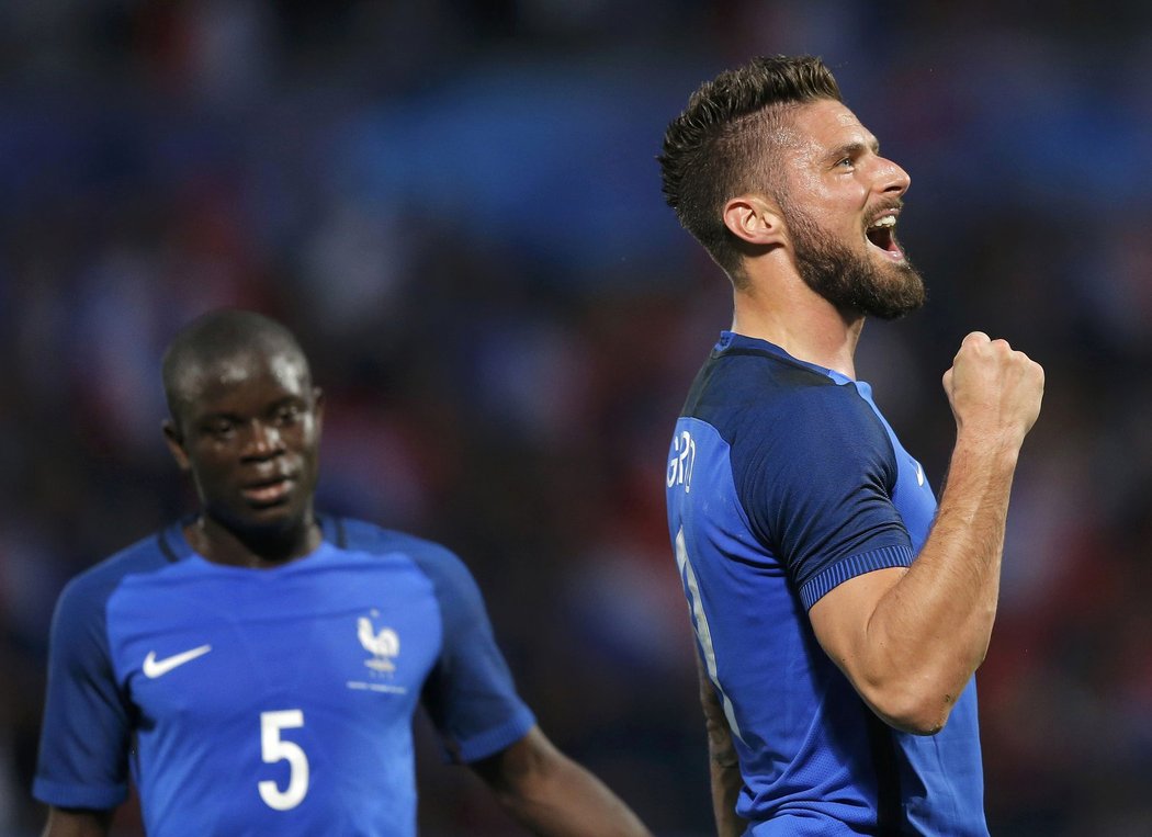 Olivier Giroud oslavuje branku se svými spoluhráči