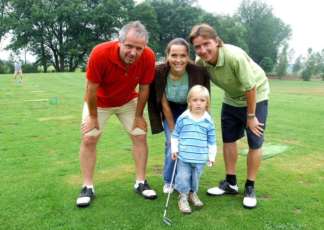 2006. Na návštěvě u Šmicerů... S tchánem Ladislavem Vízkem, manželkou Pavlínou a synem Jirkou na golfu.