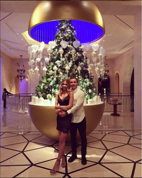 Veselé Vánoce popřáli Mario Götze a Ann-Kathrin Brömmelová z Dubaje.
