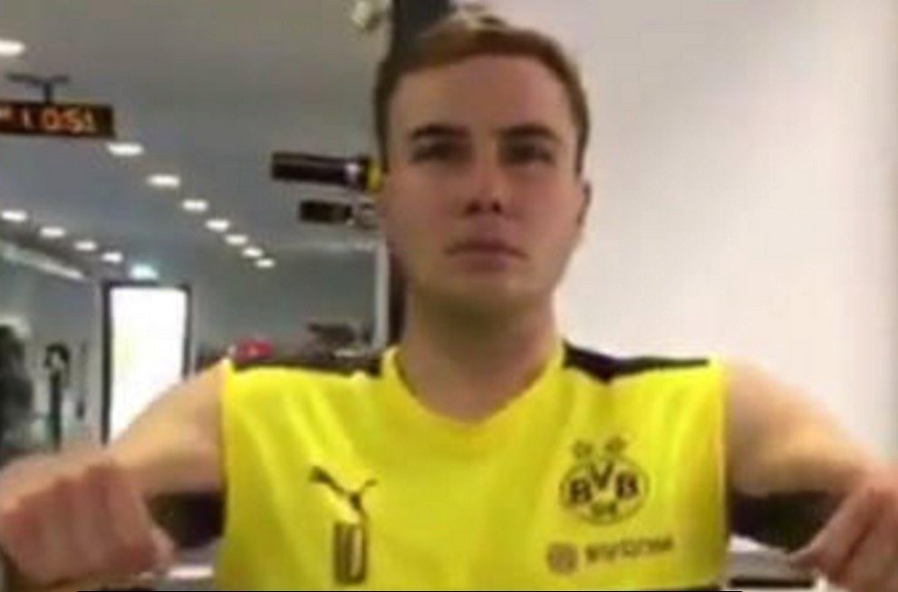 Mario Götze v póze pro MannequinChallenge