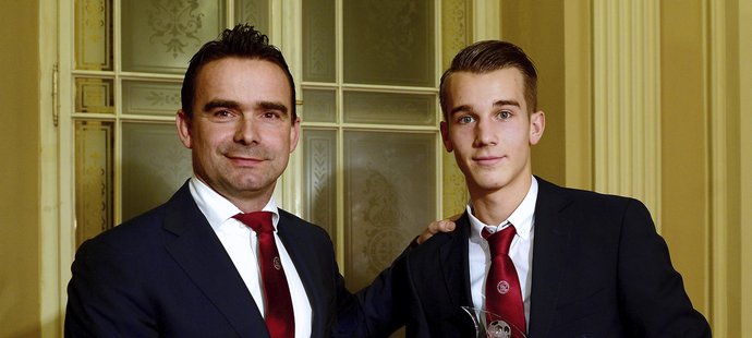 Václav Černý přebírá cenu pro nejlepšího dorostence od Marka Overmarse, mimo jiné šéfa "jeho" Ajaxu
