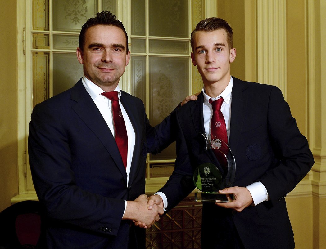 Václav Černý přebírá cenu pro nejlepšího dorostence od Marka Overmarse, mimo jiné šéfa &#34;jeho&#34; Ajaxu