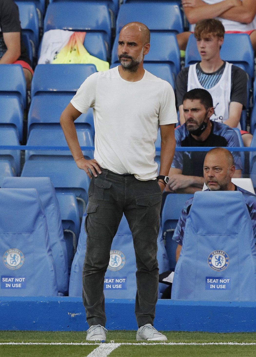 Pep Guardiola během zápasu na hřišti Chelsea