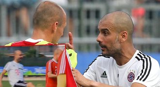 Bum do zadku! Guardiola nakopl Robbena, pak mu vyčítal chyby