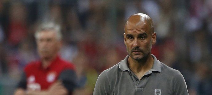 Zaražený Pep Guardiola po porážce od Bayernu Mnichov, odkud před sezonou odešel do Manchesteru City