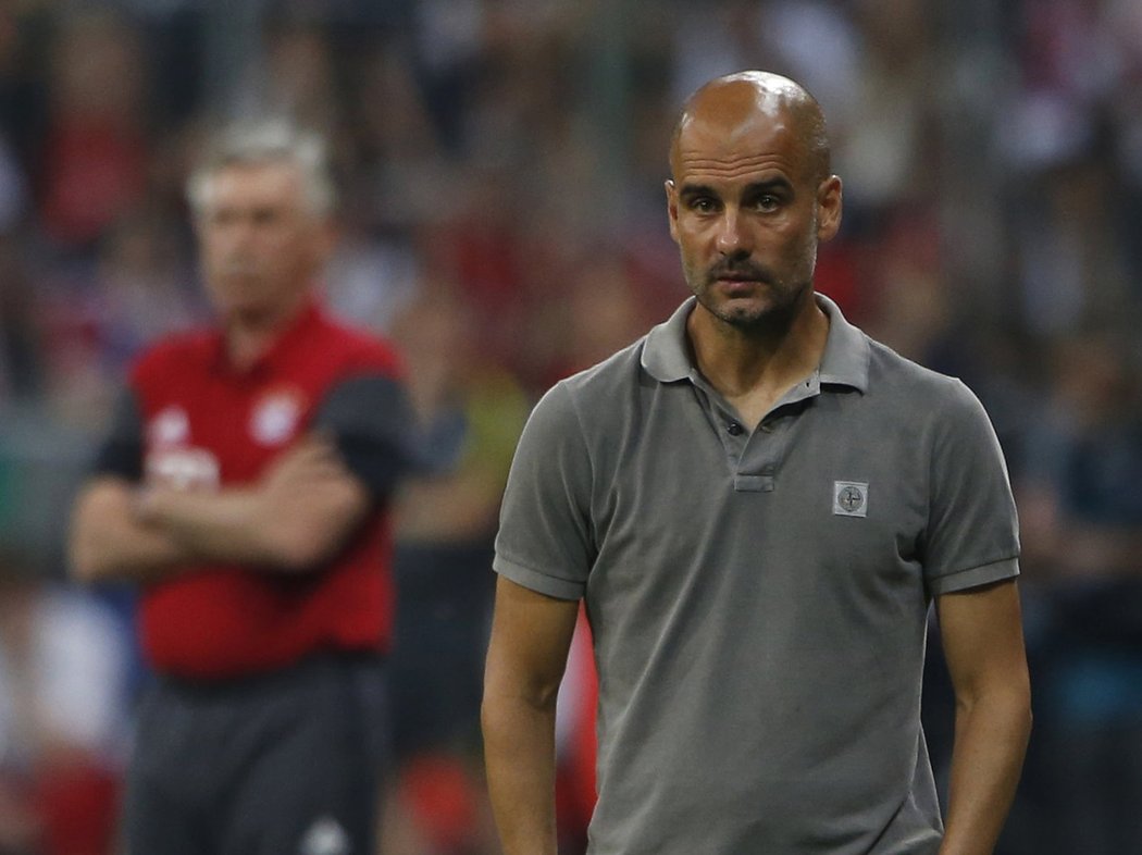 Zaražený Pep Guardiola po porážce od Bayernu Mnichov, odkud před sezonou odešel do Manchesteru City