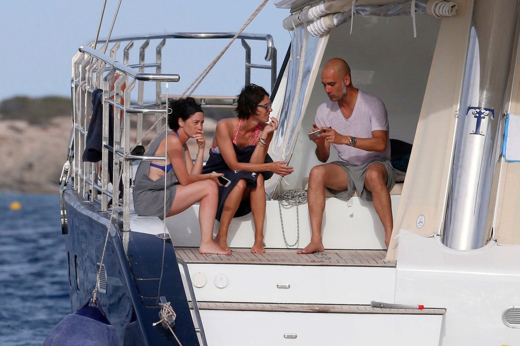 Pep Guardiola s rodinou na loňské dovolené na Ibize.