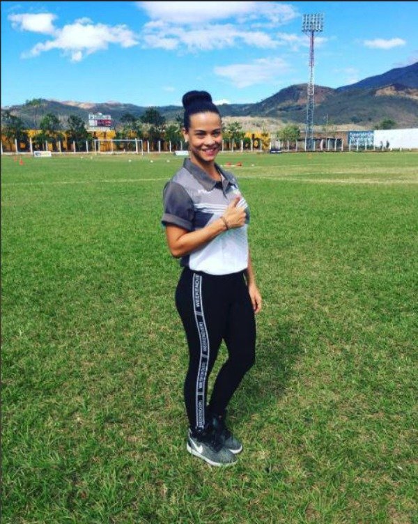 Hráči guatemalského fotbalového klubu Suchitepequez dostali novou fyzioterapeutku. Je jí kráska z Venezuely Laura Bariattiová.