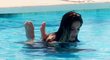 Někdejší hvězda Realu Guti si takhle před rokem užíval s přítelkyní Rominou Bellusciovou v hotelovém bazénu na dovolené v Mexiku