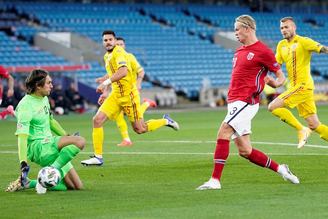 Erling Haaland střílí svůj první gól v zápase s Rumunskem