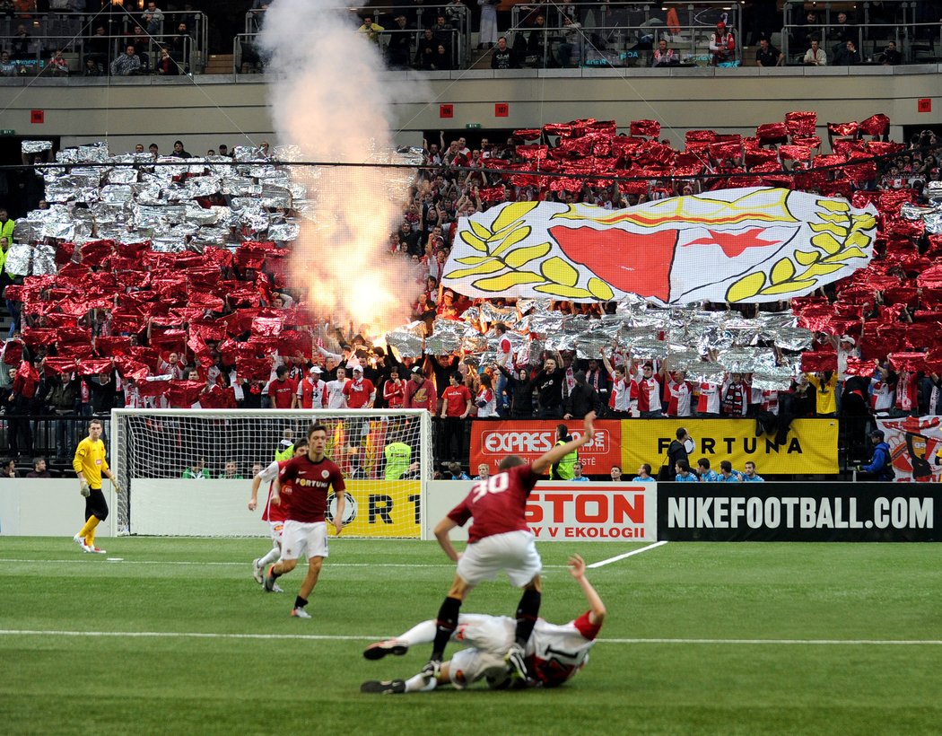 Fanoušci Slavie při derby se Spartou na Víkendů šampionů