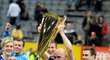 Liberečtí fotbalisté v čele s Jiřím Štajnerem se radují z triumfu na Víkendu šampionů
