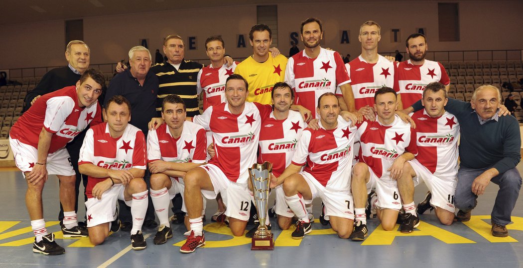 Internacionálové Slavie vyhráli vánoční halový turnaj ve Sparta Areně. V jejich dresu nastoupili Šmicer, Berger, Skácel, či Černý.