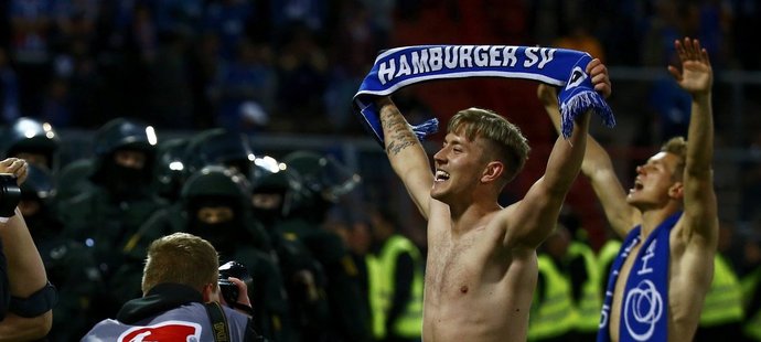 Fotbalisté Hamburku se radují, že v napínavé baráži porazili Karlsruhe