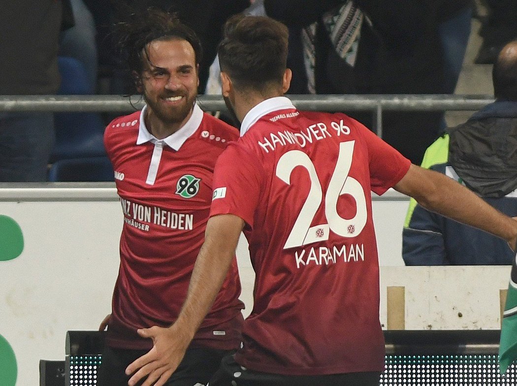 Radost hráčů Hannoveru Martina Harnika a Kenana Karamana z branky do sítě Hamburku