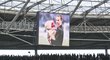 Zaplněný stadion v Hannoveru sleduje fotografii zesnulého brankáře Roberta Enkeho s dcerou Larou.